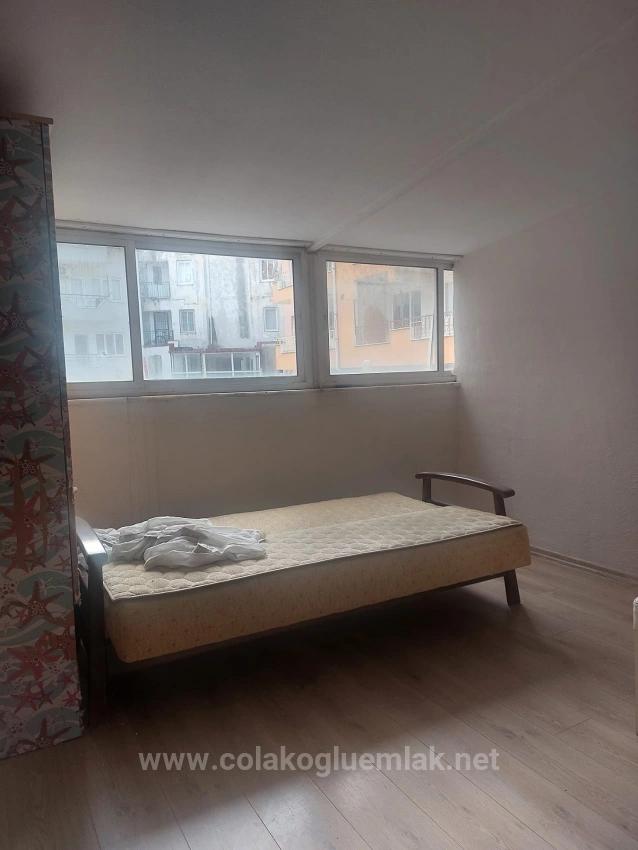 3+1-Zimmer-Wohnung In Der Straße Im Viertel Terzialiler Zu Verkaufen, Geeignet Zur Nutzung Als Büro.