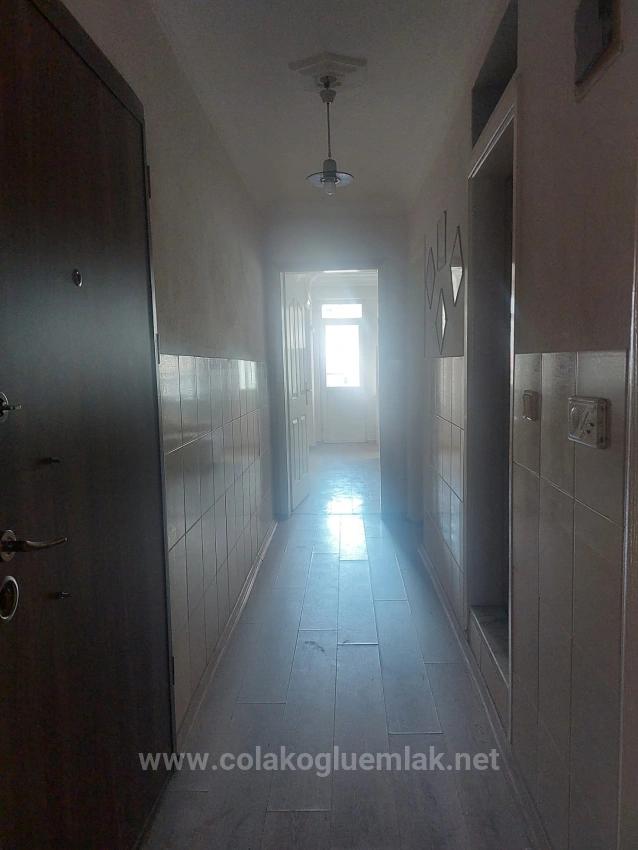 3+1-Zimmer-Wohnung In Der Straße Im Viertel Terzialiler Zu Verkaufen, Geeignet Zur Nutzung Als Büro.