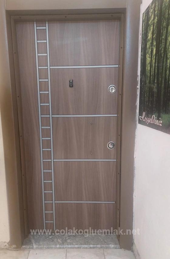 3+1-Zimmer-Wohnung In Der Straße Im Viertel Terzialiler Zu Verkaufen, Geeignet Zur Nutzung Als Büro.