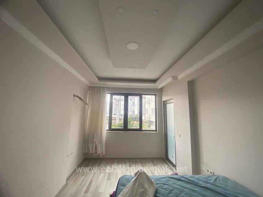 1+1-Wohnung Im Zentrum Von Ortaca Zu Verkaufen, 1. Stock Über Einem Geschäft