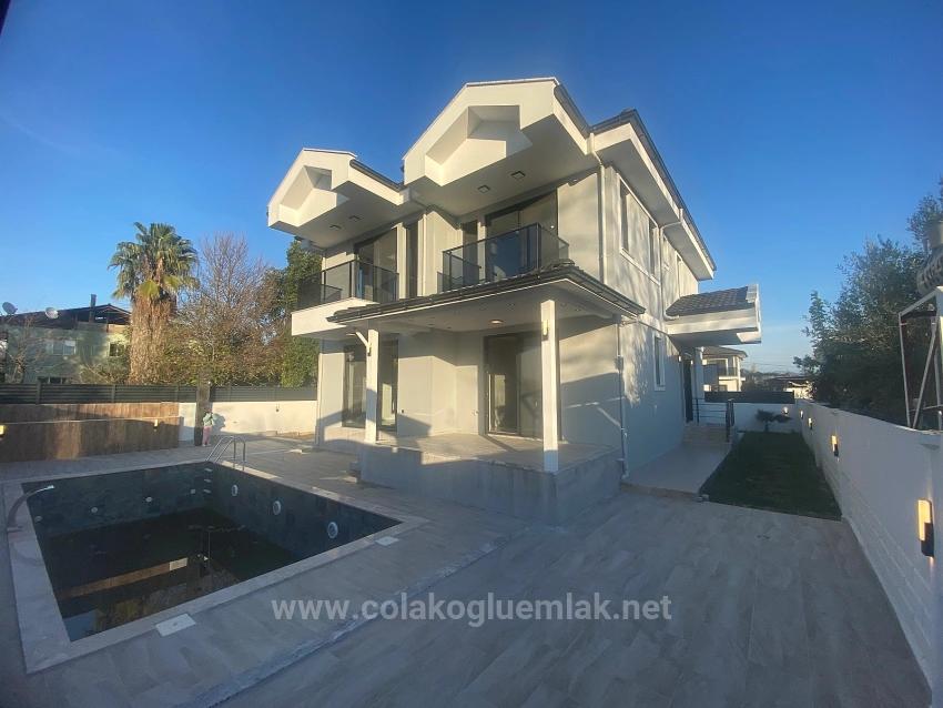 Çolakoğlu Emlak’tan Satılık 4+1 210M2 Sıfır Lüks Havuzlu Villa