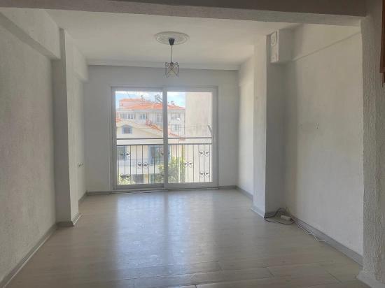 Ortaca Merkezde Satılık 2+1 Ara Kat Bakımlı Boş Daire